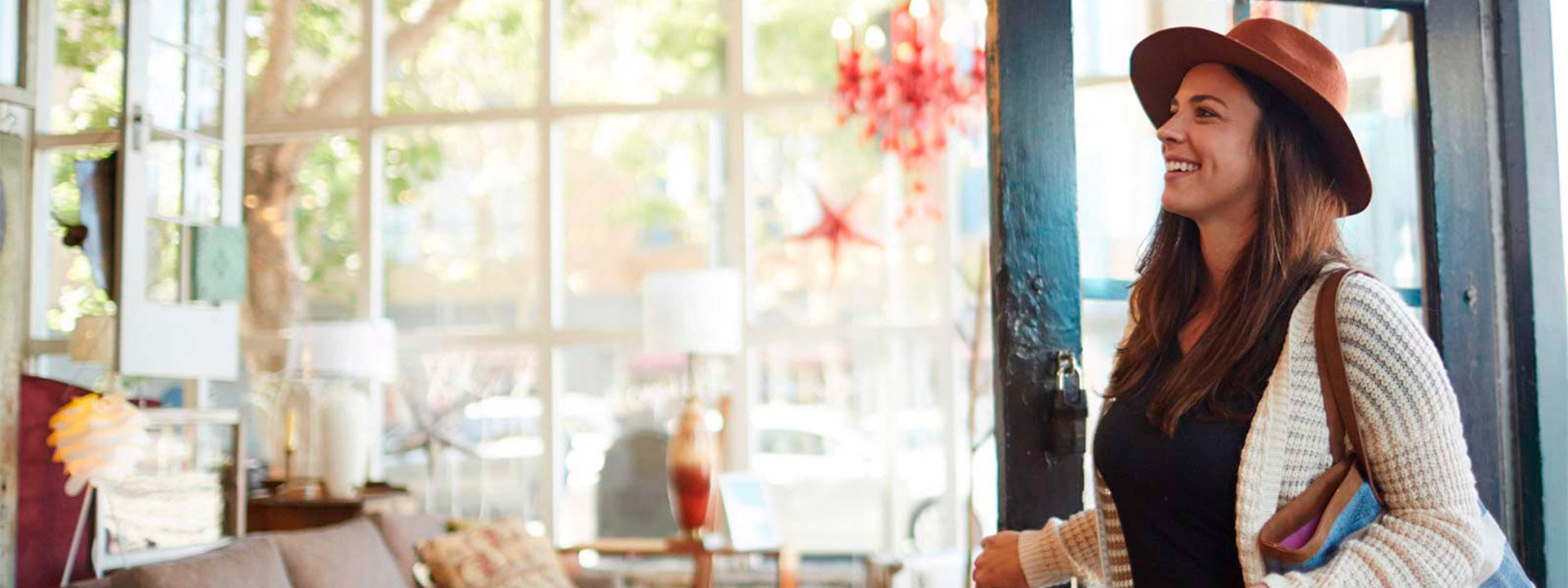 Mujer sonriendo entrando a un local
