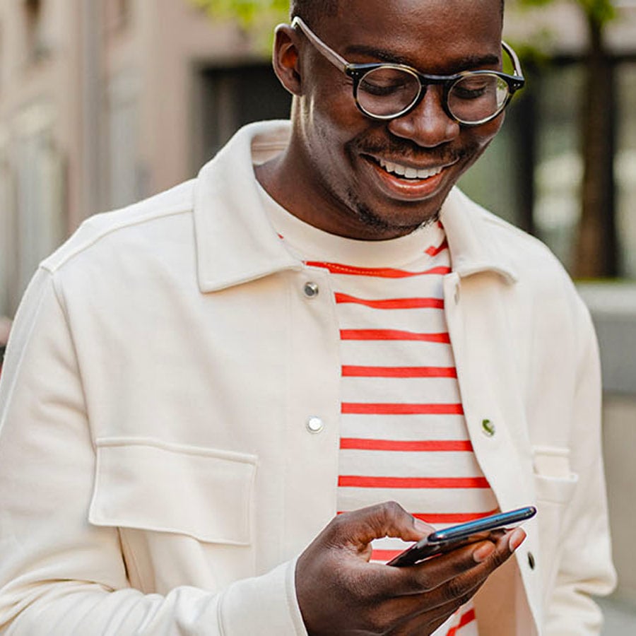 Hombre usando su celular