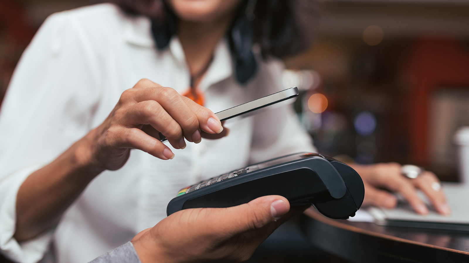 restaurant-paywave-woman-1600x900