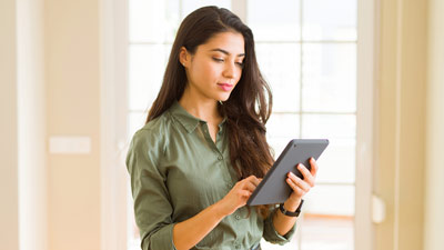 Mujer pagando con Visa