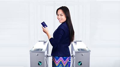 Mujer pagando con Visa