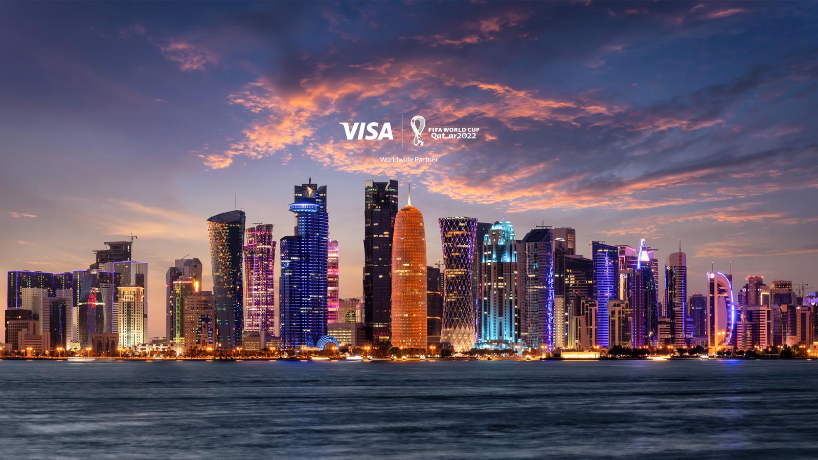 Ciudad de Catar de noche + logo Visa y logo FIFA Catar 2022™