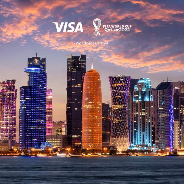 Ciudad de Catar de noche + logo Visa y logo FIFA Catar 2022™