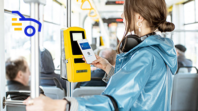 Mujer pagando el transporte público con su celular